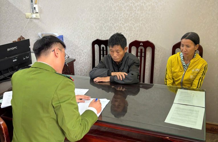 Công an xã Vụ Bản xử lý 2 người dân tự ý thu phí đỗ xe của khách