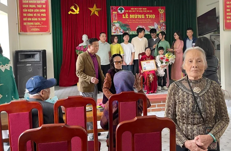 Cụ bà 80 tuổi không được nhận Giấy Mừng thọ, gia đình nghi do mâu thuẫn cá nhân