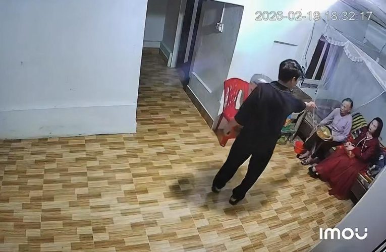 [VIDEO] Thanh niên có hành động gây bức xúc khi nghi ngờ người mẹ không đưa tiền mừng tuổi cho mình