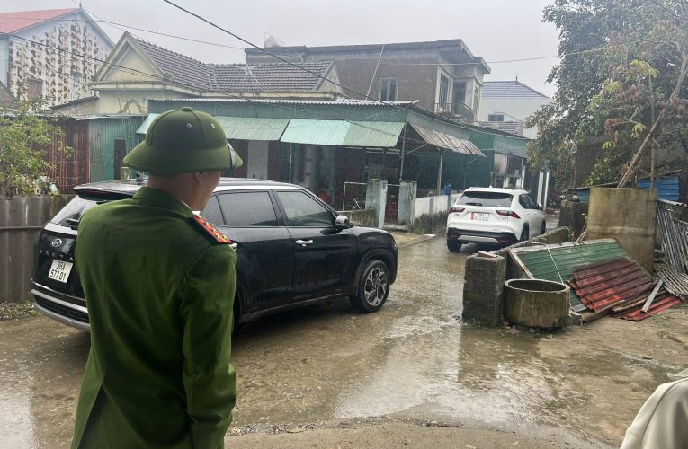[VIDEO] Người đàn ông đỗ xe giữ đường làng không cho ai đi xe qua, khi lực lượng công an đến giải quyết tiếp tục thách thức
