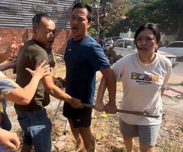 [VIDEO] Vụ chủ quán cơm niêu cầm ghế, xẻng tương tác du khách: Công an triệu tập 3 người