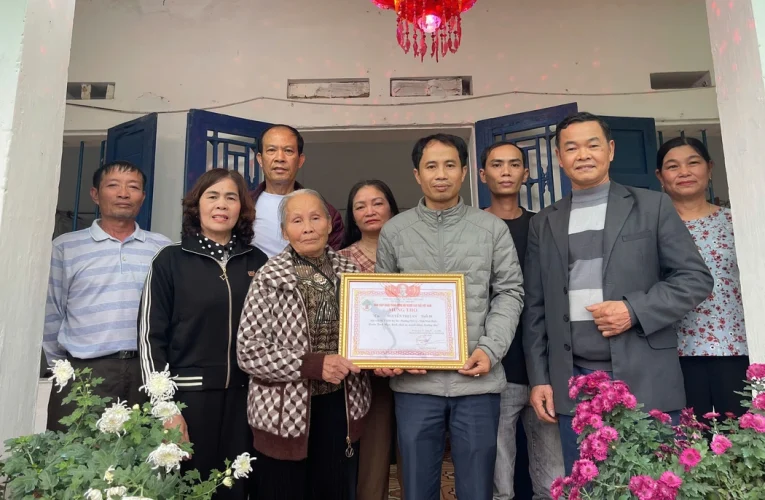 Trao lại Giấy Mừng thọ cho cụ bà 80 tuổi ở Phường Phủ Lý sau phản ánh