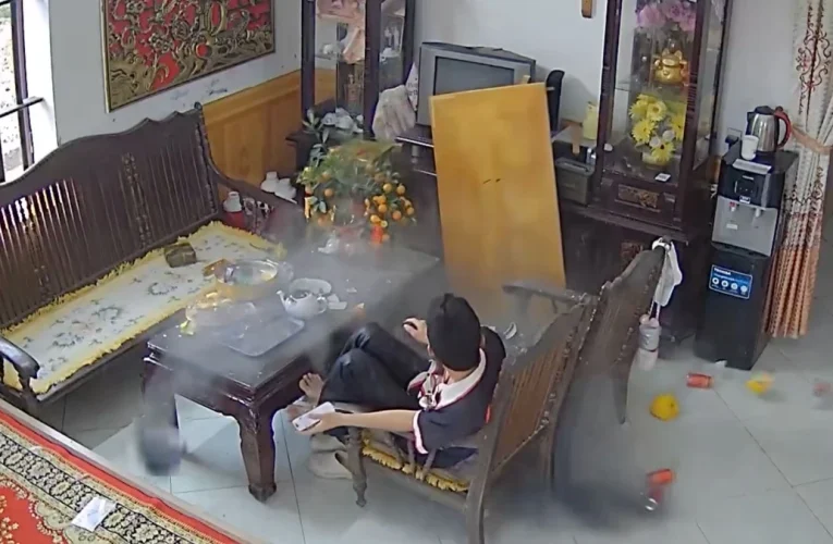 [VIDEO] Hoảng loạn khi bàn thờ đổ sập đúng mùng 1 Tết ở Hải Hậu – Nam Định