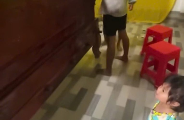 [VIDEO] Rơi nước mắt cảnh em bé hồn nhiên gọi “mẹ ơi” khi mẹ đã đi xa