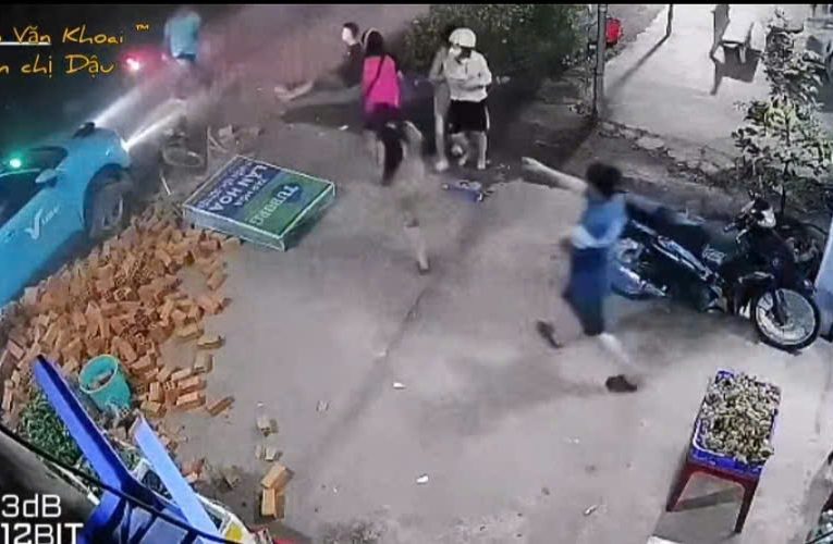 [VIDEO] Hành động khó hiểu của tài xế công nghệ sau va chạm khiến người xem bức xúc