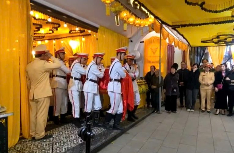 [VIDEO] Nghẹn ngào cảnh người thân đồng nghiệp đến tiễn đưa Trung tá CSGT gặp nạn khi đang làm nhiệm vụ