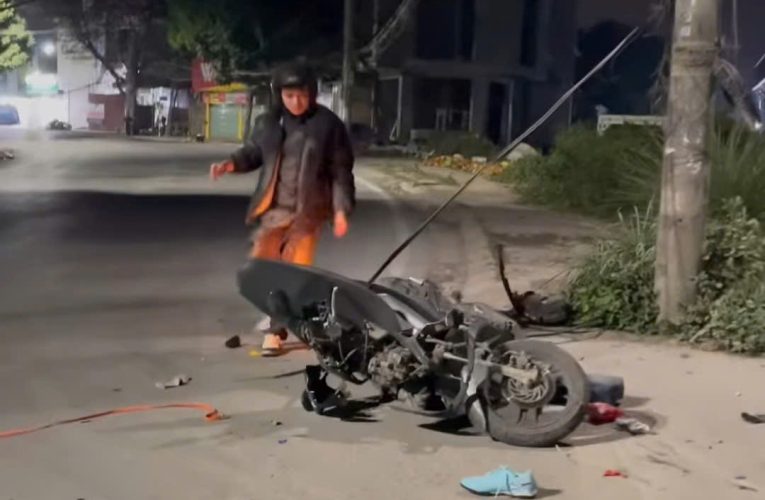 [VIDEO] Xe máy đi mắc vào dây diện tại cầu Châu Sơn