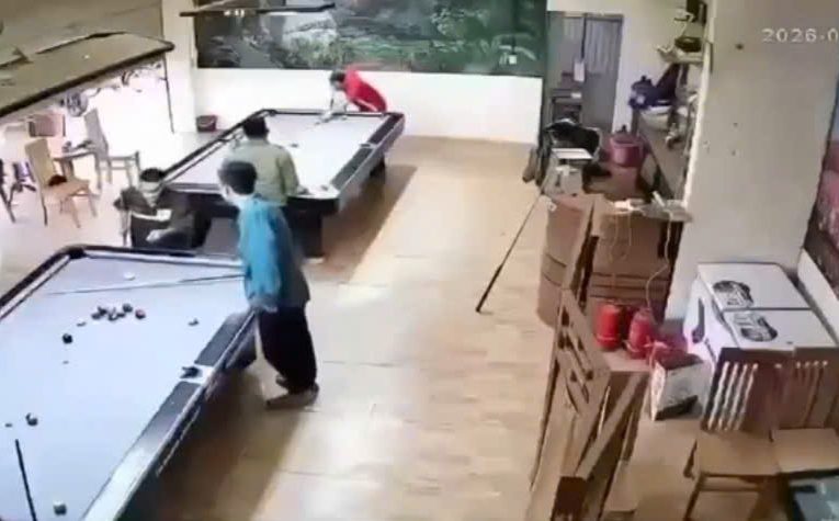 [VIDEO] Tranh nhau dùng bàn bida, một thanh niên đi xa