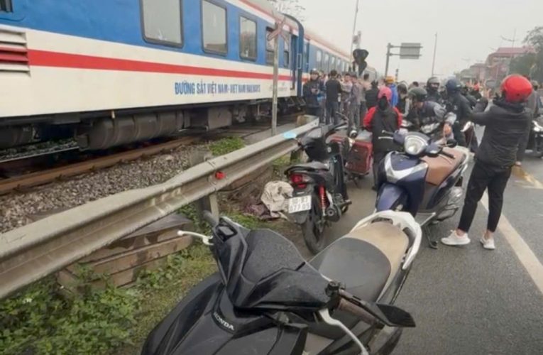 [VIDEO] Hiện trường vụ TNGT tại cổng làng Đồng Văn (Duy Tiên, Hà Nam)