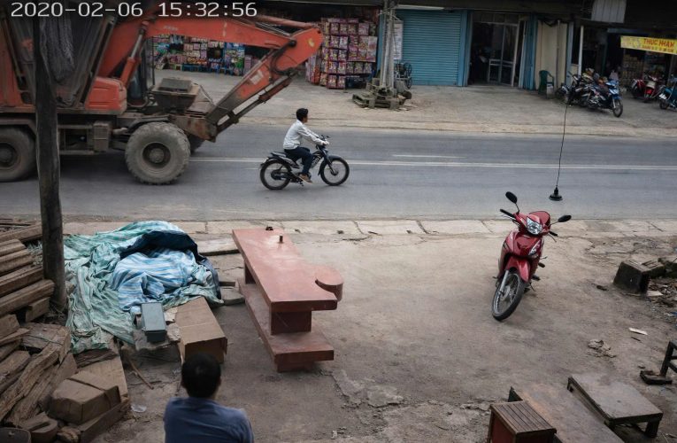 [VIDEO] Cam vụ việc chiếc máy xúc chạy trên đường không quan sát gây TN ở Vĩnh Lộc – Thanh Hóa