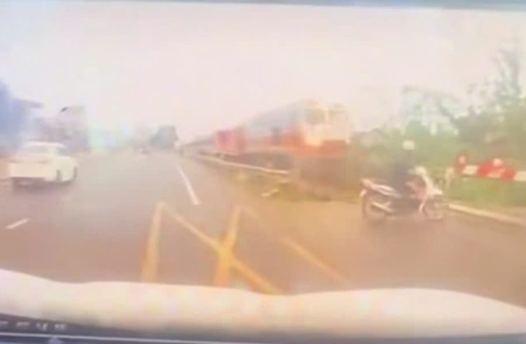 [VIDEO] Cam hành trình vụ va chạm đường tàu tại cổng làng Đồng Văn