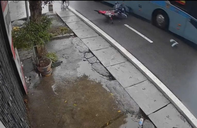 [VIDEO] Cam an ninh vụ va chạm trên đường QL10 đoạn cầu Giành (Vụ Bản – Nam Định)