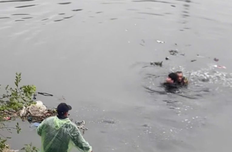 [VIDEO] Cảm động 2 vợ chồng thấy người đi xe máy gặp nạn rơi xuống sông không ngần ngại bơi ra ứng cứu