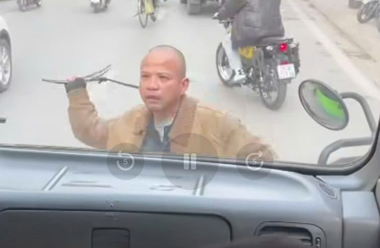 [VIDEO] Thanh niên có biểu hiện không bình thường ra chặn đầu xe khách