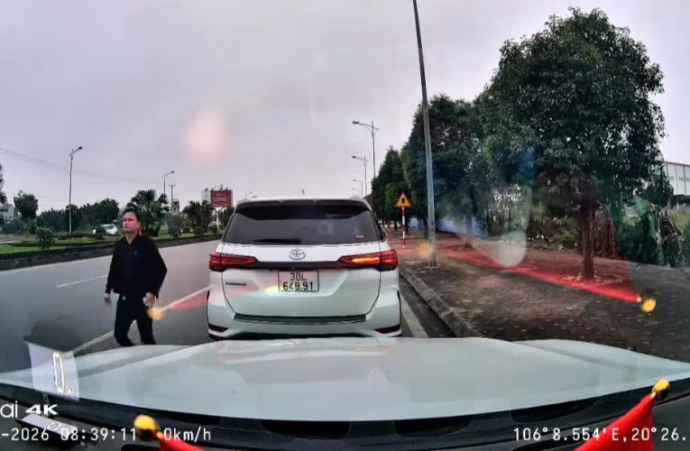 [VIDEO] Vụ việc 2 tài xế trên QL21B gần trạm thu phí Mỹ Lộc