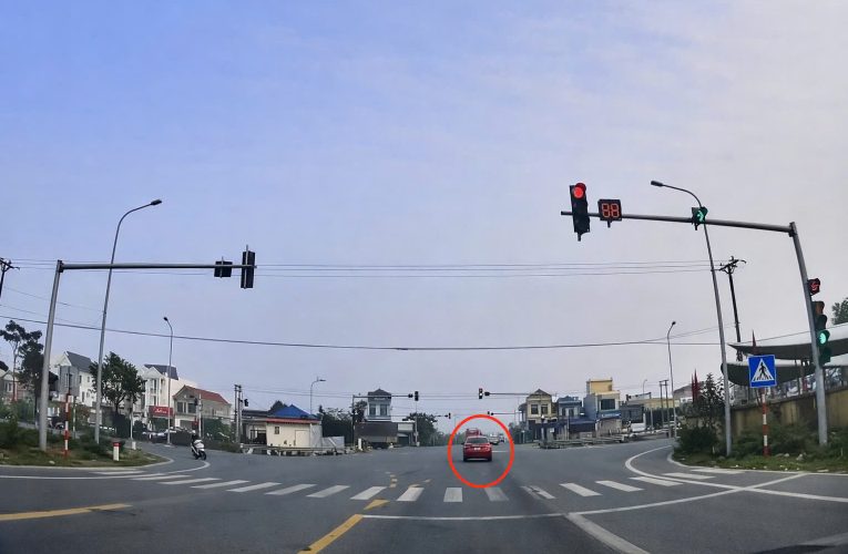 [VIDEO] Tài xế điều khiển xe vượt đèn đỏ ở Ngã 4 Phường Mỹ Lộc bị xử phạt 19 triệu đồng
