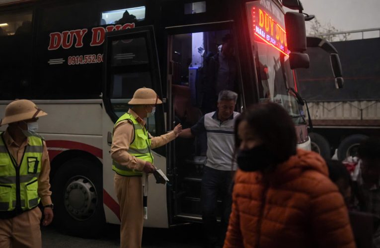 [VIDEO] CSGT đếm người trên ô tô khách vượt 25 người, tài xế ở Phường Nam Định và chủ xe bị phạt gần 190 triệu đồng