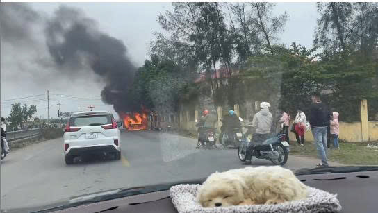 [VIDEO] Hiện trường xe bán tài bốc cháy trơ khung tại Ngã tư Xuân Hưng (Xuân Trường – Nam Định)