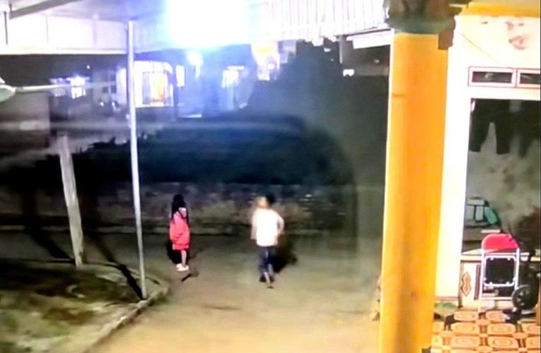 [VIDEO] Cam vụ việc bé trai ra ngõ xem nhà hàng xóm mừng giao thừa thì không may gặp chuyện chẳng lành