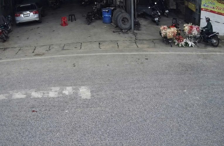 [VIDEO] Thanh niên đi xe máy không làm chủ tốc độ rồi inovar và 2 chị em nhỏ chơi trước cửa nhà