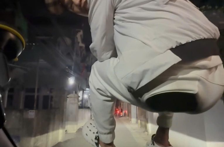 [VIDEO] Thanh niên gọi xe taxi nhưng khi tài xế đến đón lại không đi nữa khiến 2 bên xảy ra tranh cãi