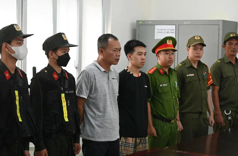 [VIDEO] Vụ chủ quán cơm dùng xẻng tiếp du khách, cơ quan CSĐT Tạm giữ hình sự 2 người của quán cơm