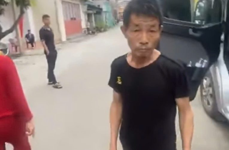 [VIDEO] Đỗ xe ở đường làng tài xế bức xúc khi có 2 người tự dưng ra chặn xe thu phí đỗ xe tại Vụ Bản