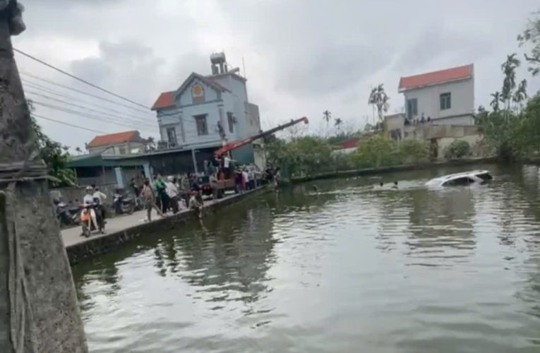 [VIDEO] Hiện trường trục vớt xe ô tô trôi xuống hồ nước gần giáo xứ Khoan Vỹ (Lý Nhân – Hà Nam)