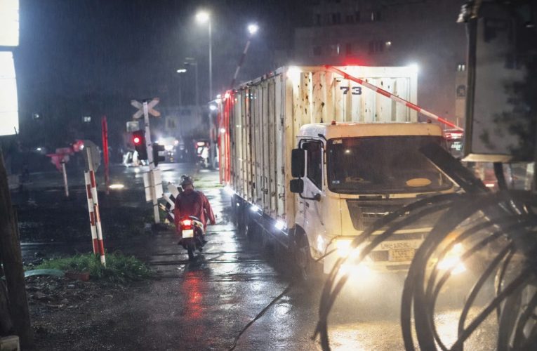 [VIDEO] Cam an ninh ghi lại khoảnh khắc tài xế xe tải cố tình vượt qua đường tàu rồi mắc kẹt dưới thanh Barie