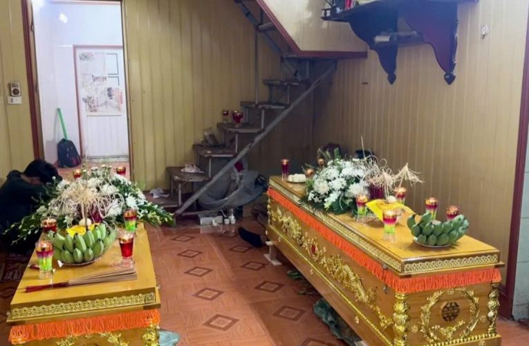 [VIDEO] Nghẹn ngào cảnh thầy cô bạn bè và người thân đến đưa tiễn 2 anh em ruột gặp nạn khi đi học sáng sớm