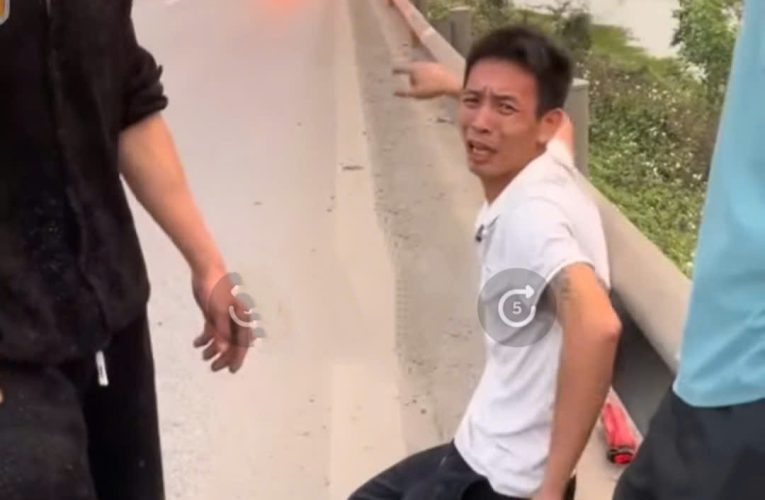 [VIDEO] Hiện trường xe tải chở 11 xe máy trên thùng bốc cháy ngùn ngụt, tài xế bất lực