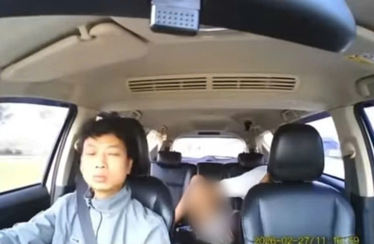 [VIDEO] Hành động phản cảm của đôi Nam Nữ khi đi trên xe taxi