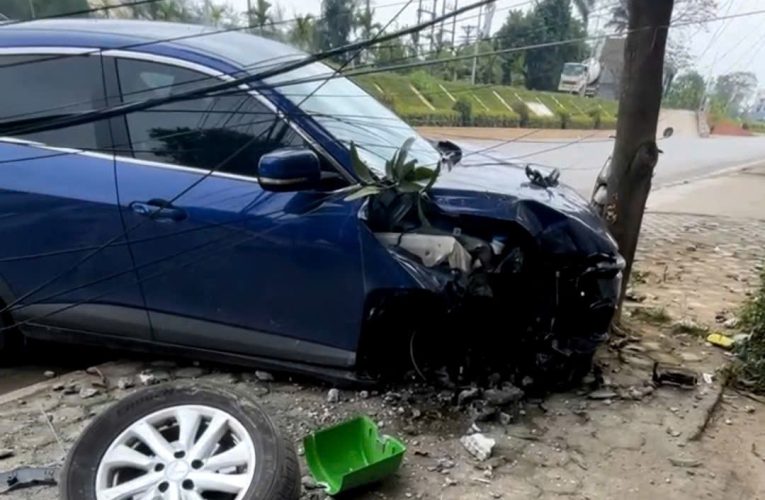 [VIDEO] Hiện trường xe ô tô con làm đổ cột điện tại Ngô Đồng  – Giao Thủy