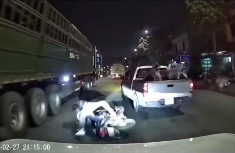 [VIDEO] Cam hành trình vụ việc tài xế bán tải có hành động lái xe gây nguy hiểm cho đôi vợ chồng cùng con nhỏ đi xe máy trên đường