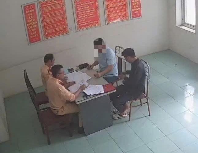 [VIDEO] Quay đầu xe trái quy định tài xế ở Phường Đồng Văn được mới lên làm việc