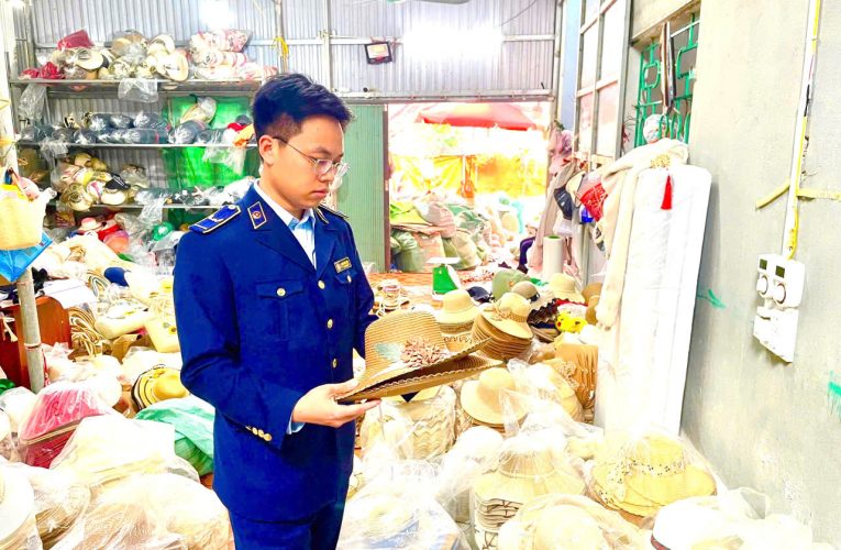 Đội QLTT số 5 Ninh Bình thu giữ hàng trăm sản phẩm mũ thời trang giả mạo nhãn hiệu