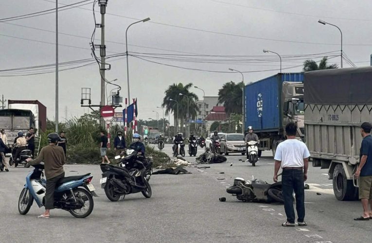 [VIDEO] Ô tô va chạm liên hoàn 3 xe máy trên quốc lộ 10, hai người phụ nữ không qua khỏi
