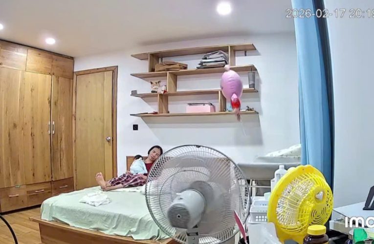 [VIDEO] Người phụ nữ giúp việc bế cháu bé rồi ngủ quên làm cháu lăn xuống nền nhà
