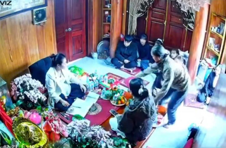 [VIDEO] Đi xem bói người phụ nữ tự ý vào trước thì bị cô đồng đuổi mắng