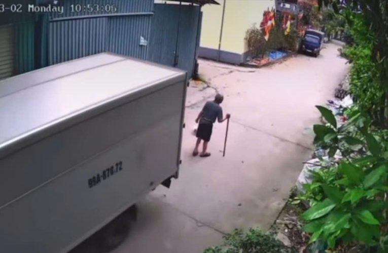 [VIDEO] Cam vụ việc tài xế lùi xe trong đường làng không quan sát người đang đi bộ phía sau gây TN thương tâm