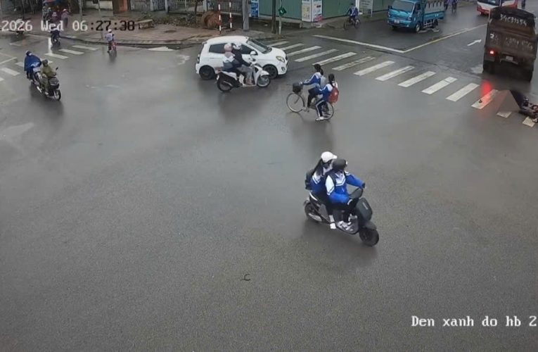 [VIDEO] Cam vụ việc bà chở cháu đi học sáng sớm không may gặp nạn tại Hải Phòng