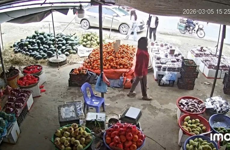 [VIDEO] Tranh cãi thái độ của người phụ nữ bán hàng và cặp vợ chồng đến mua hàng